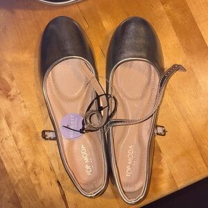 Flats ! Size 8 
Never worn before so they are brand new !